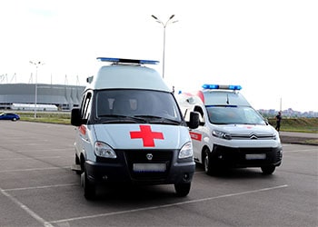фотография двух машин скорой помощи